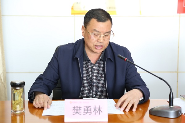 集团公司纪检书记樊勇林与新任干部进行集体廉政谈话.JPG