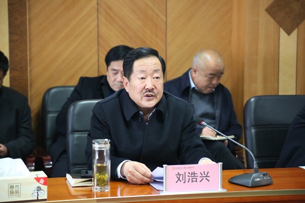 2、党委书记、董事长刘浩兴主持会议并带头对照检查.JPG