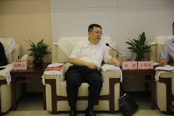 5、集团公司党委副书记、总经理李斌主持座谈会并介绍集团和运销公司情况.JPG