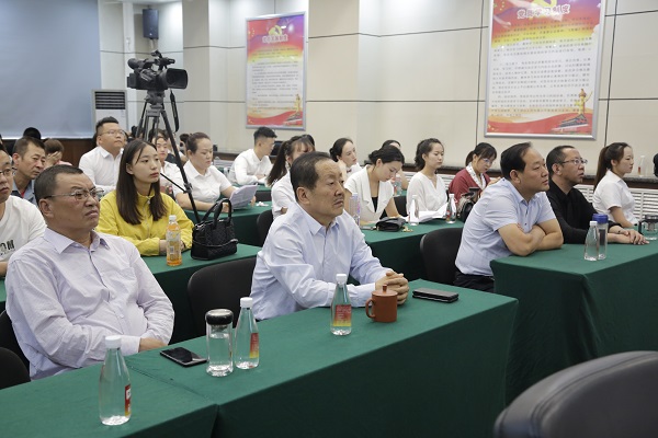 2、集团公司党委书记、董事长刘浩兴和其他在家领导一同观看比赛.JPG