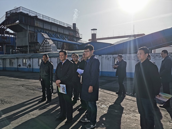 1、市政府党组成员、副市长张强（左二）听取企业生产建设情况介绍.jpg