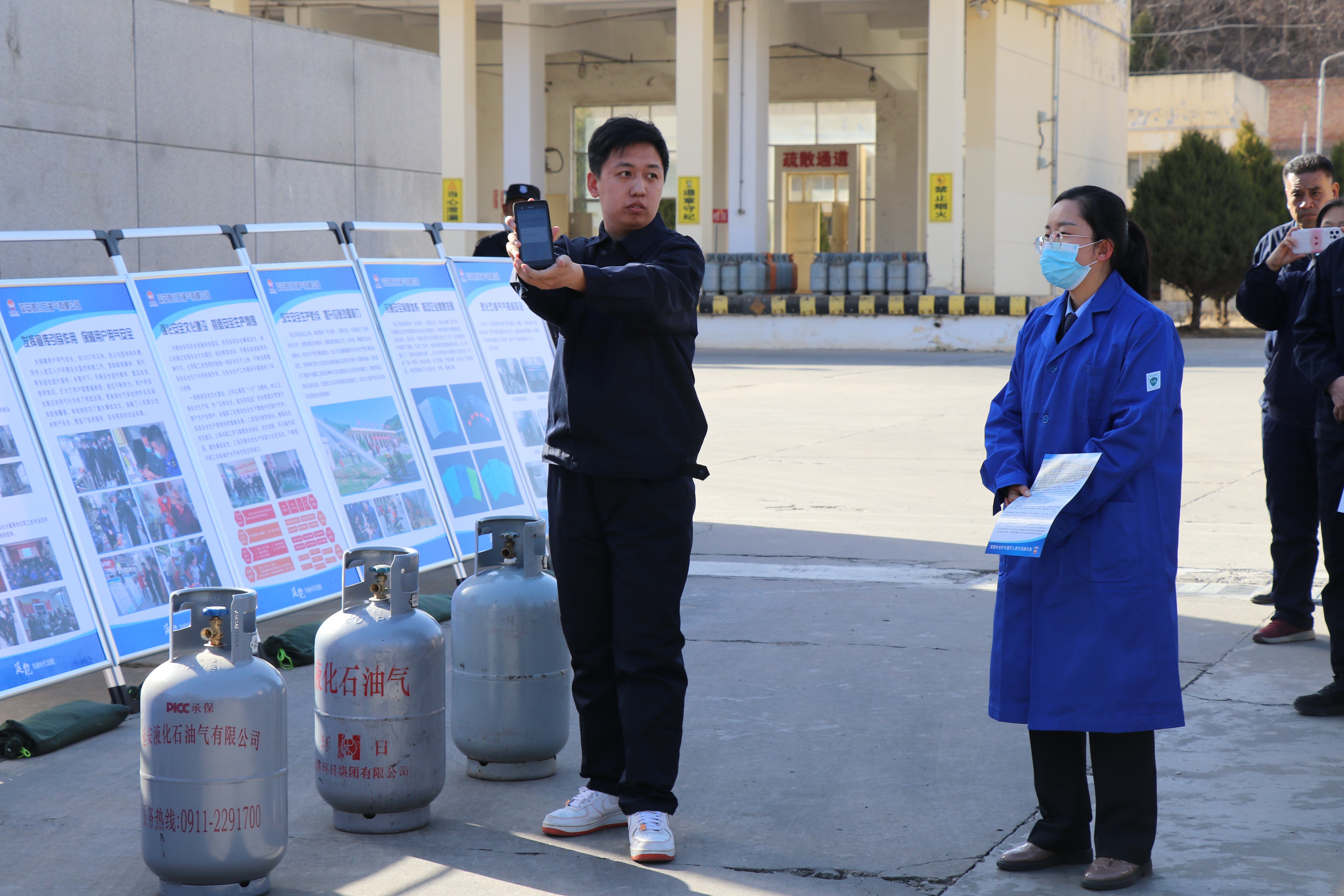 2-液化气公司操作人员向观摩人员展示如何读取气瓶信息.JPG